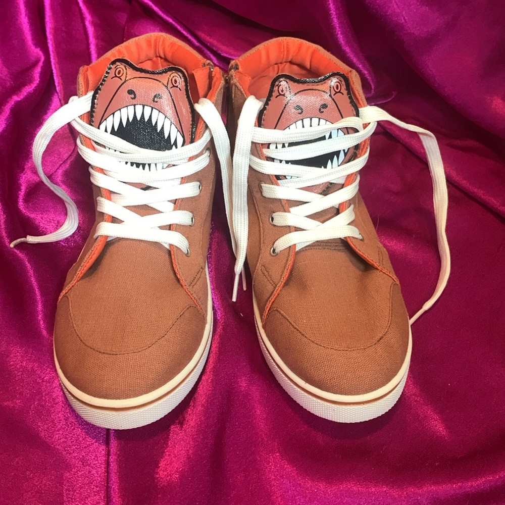 Fabkids dinosaur t-rex sneakers. Boys Size 6. Zip up side and lace up.